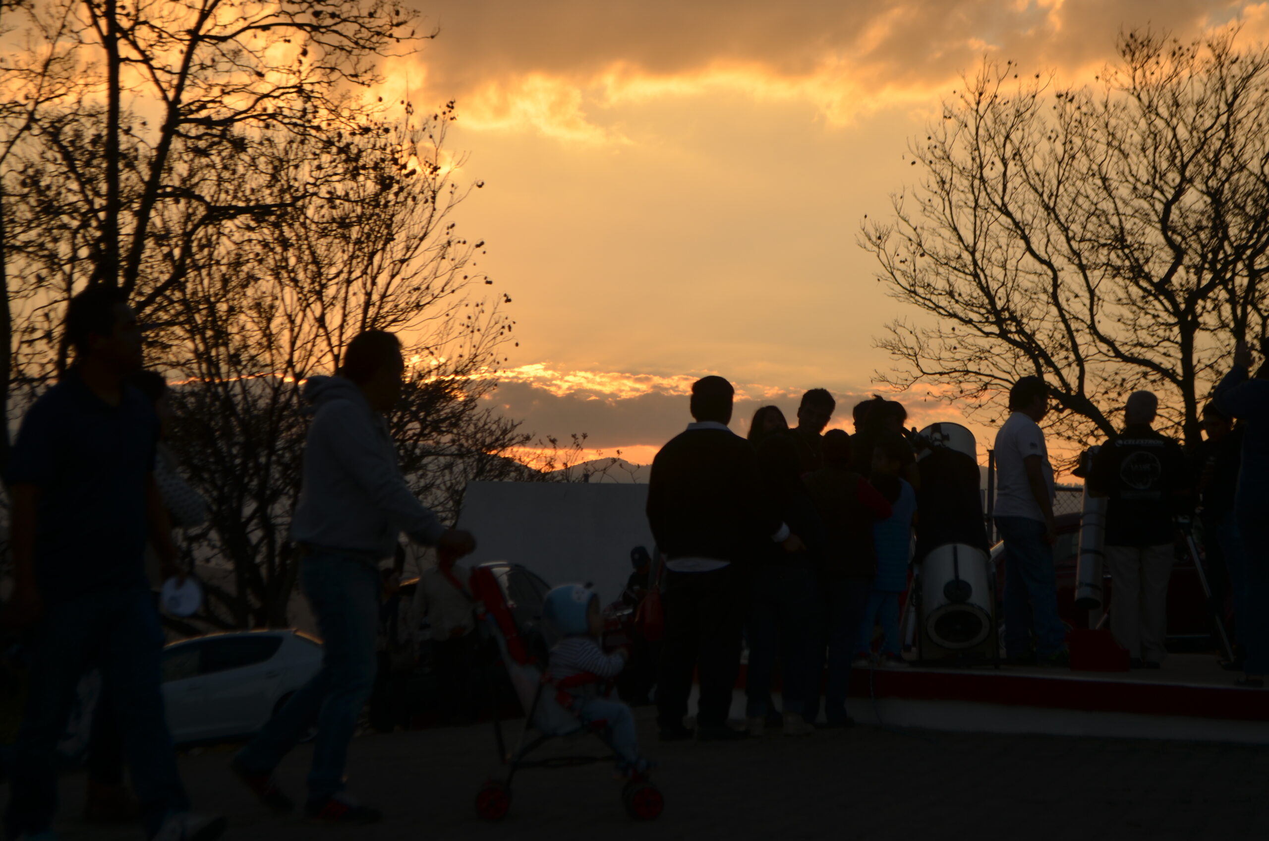 DSC_0477 siluetass de una reunion de personas frente al mirador de Oaxaca, el cielo se encuentra anaranjado por el atardecer